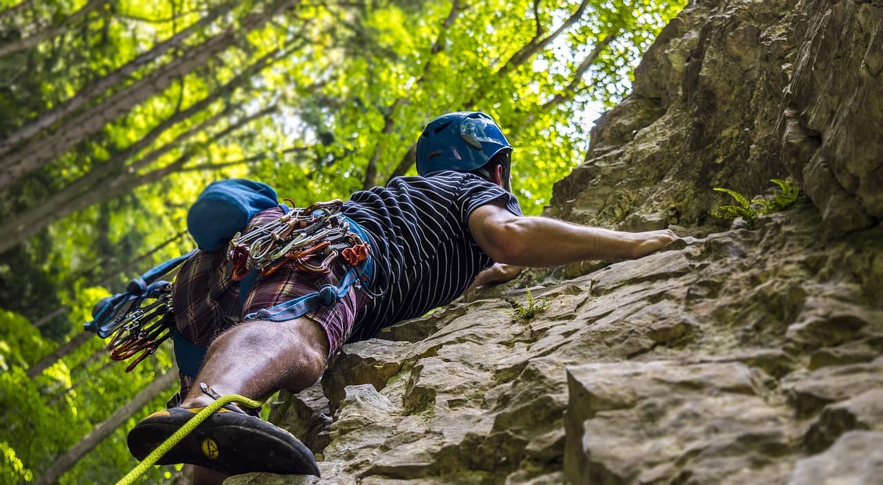 Stay Connected, Stay Safe: 3 Tips on Outdoor Rock Climbing