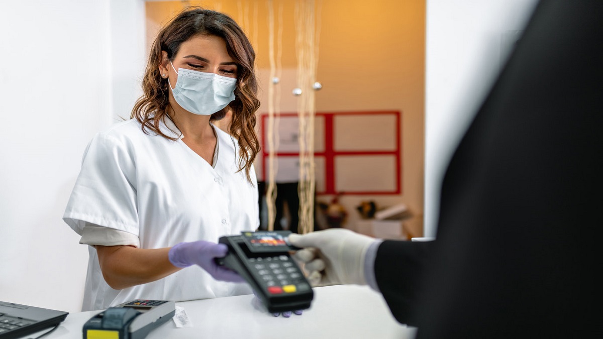 Hytera radios ensure retail click and collect operations are fast, safe and efficient