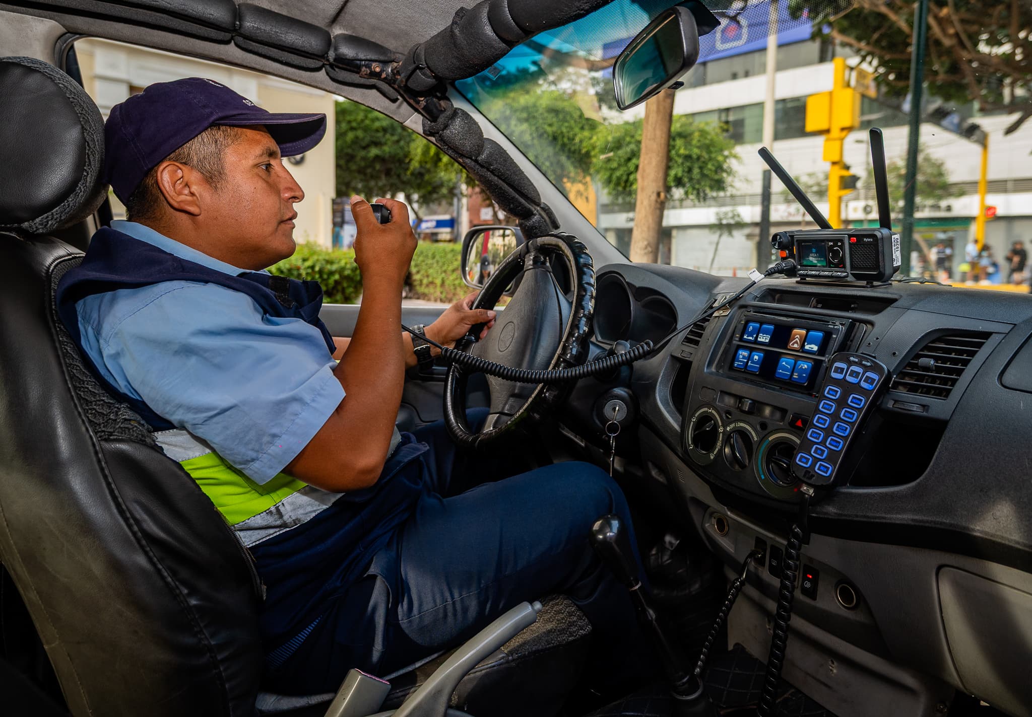 oficial usa una radio móvil Hytera