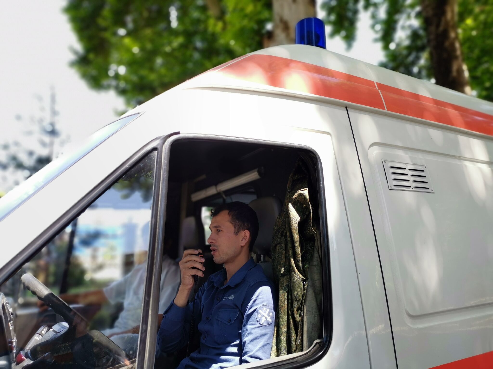 Conductor habla por radio