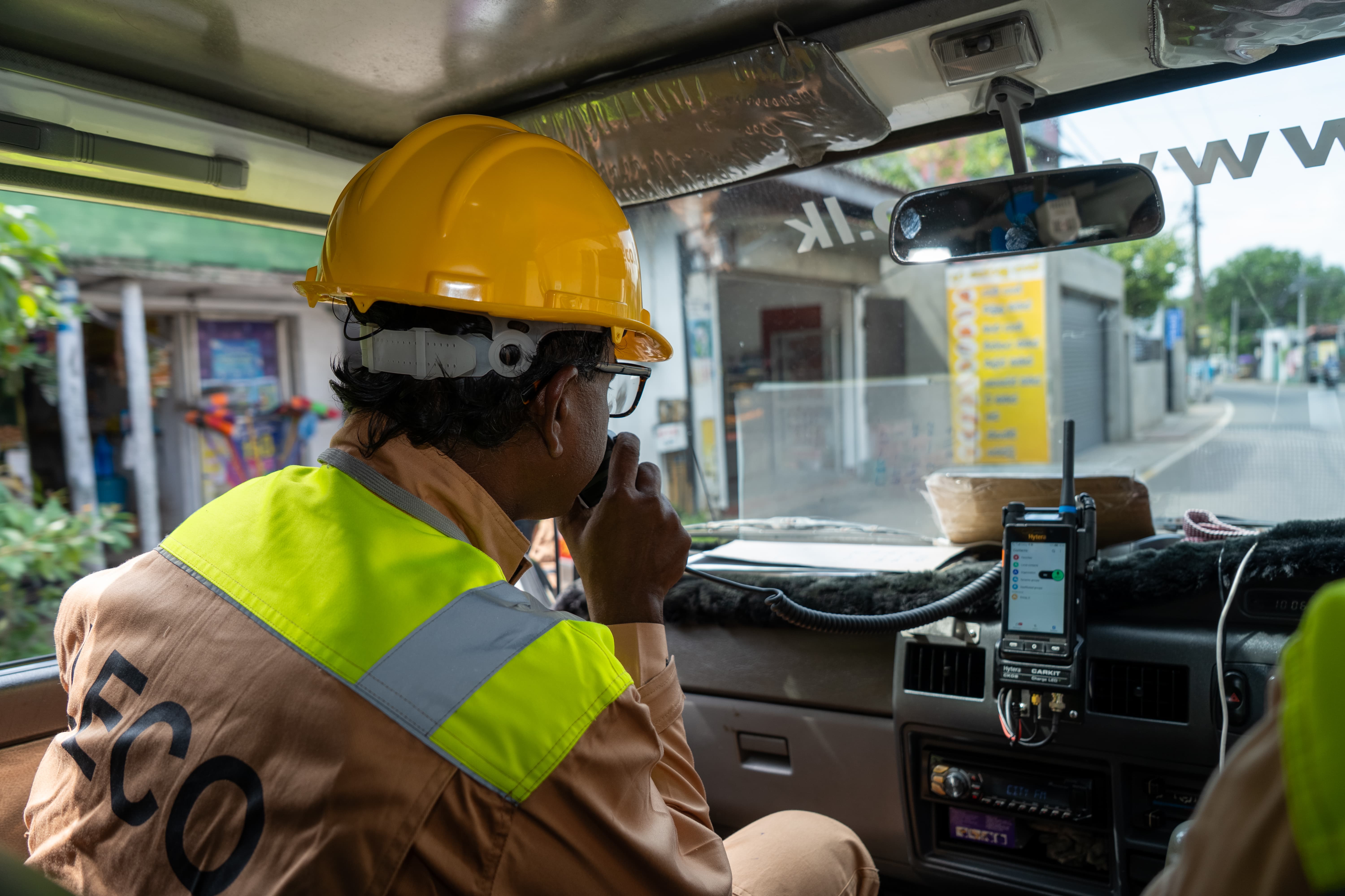 operario usa el CarKit para radio LTE
